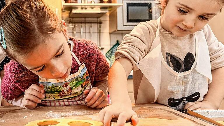 Plätzchen ausstechen: Hanna und Lilly arbeiten ganz konzentriert.