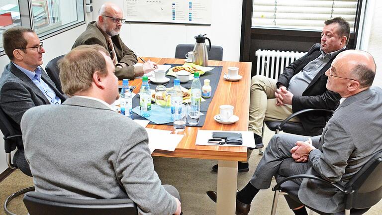 Die Landratskandidaten Wilhelm Schneider (CSU) und Wolfgang Brühl (SPD) im Gespräch mit den Redakteuren Martin Sage, Wolfgang Sandler und Peter Schmieder.