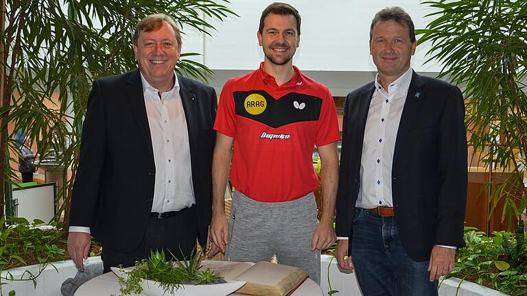 Timo Bolls Antrittsbesuch im vergangenen Jahr wurde garniert mit dem Eintrag ins Goldene Buch der Stadt und ein Erinnerungsfoto von Boll  mit Kurdirektor Werner Angermüller und Bürgermeister Thomas Helbling (rechts).