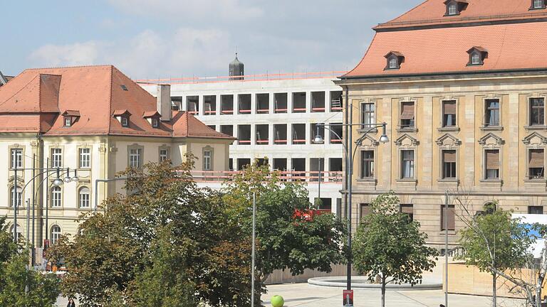 Der Neubau für das Justizzentrum Schweinfurt am Schillerplatz ist schon deutlich in die Höhe gewachsen. Im Herbst ist Richtfest, danach folgt der Innenausbau.