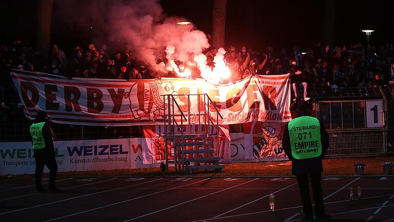 Fans der Würzburger Kickers mit einem 'Derbysieger'-Banner. In der Regionalliga kommt es in der kommenden Saison gleich zu mehreren Duellen zwischen Klubs aus der Region.