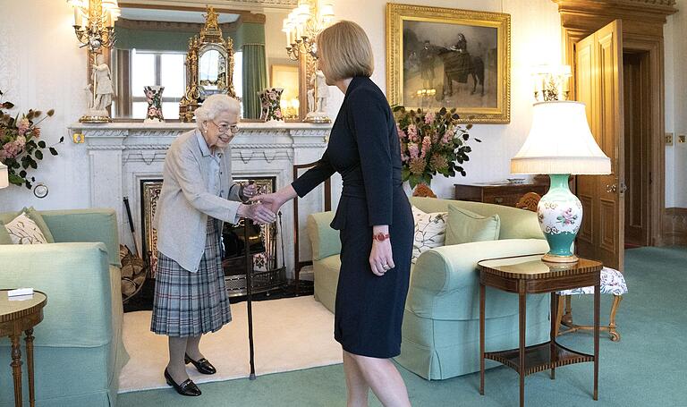 Queen Elizabeth II. ernannte Liz Truss am Dienstag auf dem königlichen Schloss Balmoral in Schottland zur neuen Regierungschefin Großbritanniens. Queen Elizabeth II. ernannte Liz Truss am Dienstag auf dem königlichen Schloss Balmoral in Schottland zur neuen Regierungschefin Großbritanniens.