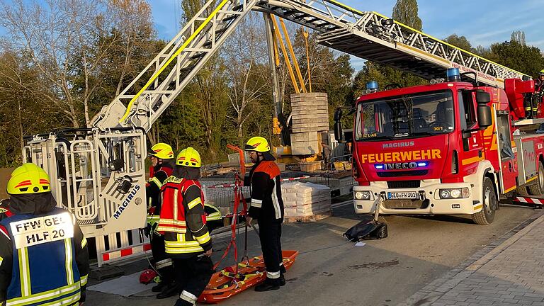 Um den verunglückten Bauarbeiter liegend und somit wirbelsäulenschonend auf einer Trage aus der Grube zu holen, setzte die Feuerwehr Gerolzhofen ein Roll-Gliss an der Drehleiter ein. Um den verunglückten Bauarbeiter liegend und somit wirbelsäulenschonend auf einer Trage aus der Grube zu holen, setzte die Feuerwehr Gerolzhofen ein Roll-Gliss an der Drehleiter ein.
