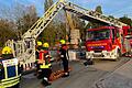 Um den verunglückten Bauarbeiter liegend und somit wirbelsäulenschonend auf einer Trage aus der Grube zu holen, setzte die Feuerwehr Gerolzhofen ein Roll-Gliss an der Drehleiter ein.