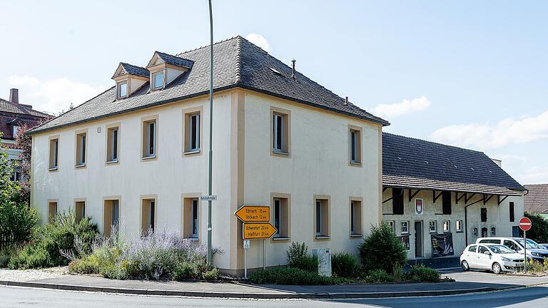 Seit 1990 befindet sich das Jugendhaus an der Kreuzung Bahnhofstraße/Dreimühlenstraße. Im April wurde es geschlossen, nachdem Kurt Rienecker in den Ruhestand ging. Seit 1990 befindet sich das Jugendhaus an der Kreuzung Bahnhofstraße/Dreimühlenstraße. Im April wurde es geschlossen, nachdem Kurt Rienecker in den Ruhestand ging.