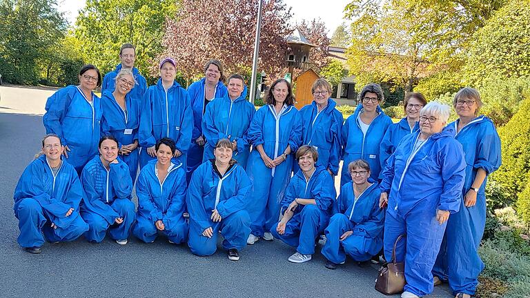 Gleich am ersten Tag erkundeten die die neuen Hauswirtschaftschülerinnen und er eine Schüler das Fachzentrum für Geflügelhaltung in Kitzingen. Gleich am ersten Tag erkundeten die die neuen Hauswirtschaftschülerinnen und er eine Schüler das Fachzentrum für Geflügelhaltung in Kitzingen. 