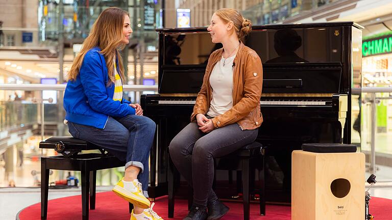 Im Hauptbahnhof in Leipzig fand der Auftritt für ihren Beitrag in 'The Piano' statt. Davor wurde sie von Moderatorin Annika Lau kurz interviewt. Im Hauptbahnhof in Leipzig fand der Auftritt für ihren Beitrag in 'The Piano' statt. Davor wurde sie von Moderatorin Annika Lau kurz interviewt.