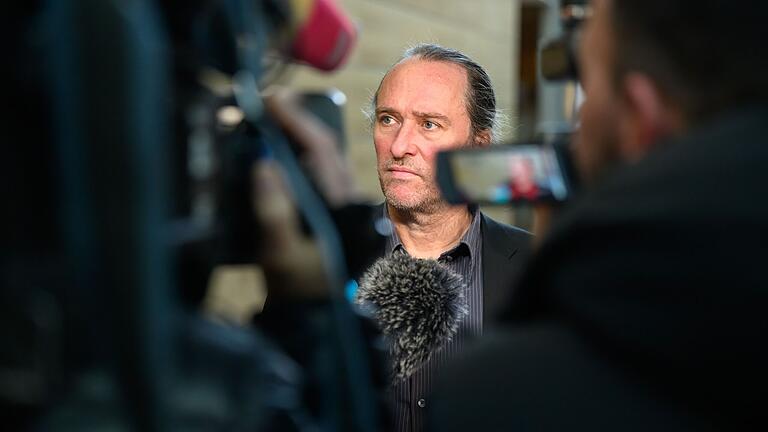 Im Fokus der Kameras nach dem Urteil: Jan Paulsen, Nebenklagevertreter für die Eltern, hält die Begründung des Landgerichts Würzburg für 'sehr schlüssig'. Im Fokus der Kameras nach dem Urteil: Jan Paulsen, Nebenklagevertreter für die Eltern, hält die Begründung des Landgerichts Würzburg für 'sehr schlüssig'.