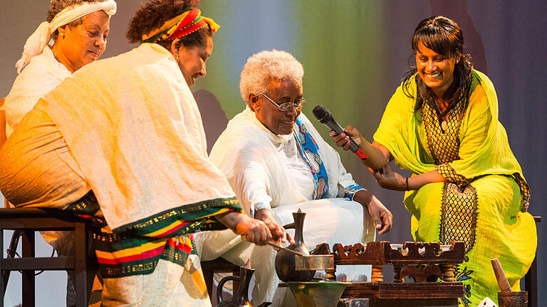 Am Samstag, 3. Oktober, hat das Mainfranken Theater und Menschen für Menschen mit „Feel Ethiopia“  zu einer großen Benefizveranstaltung eingeladen. Äthiopien sollte an dem Abend mit allen Sinnen erfahrbar gemacht werden. Und so gab’s neben äthiopischer Live-Musik, Einblicke in die  landestypische Kaffeezeremonie. Der Würzburger Friedenspreisträger Addis Mulugeta sprach über die Geschichte und die aktuelle Lage des Landes. Stargast des Abends war Sara Nuru, die 2009 zu Germany's Next Topmodel gewählt wurde. Sie war die erste dunkelhäutige Siegerin dieser Castingshow. Auf dem Programm stand insofern auch die Mode Äthiopiens, die gemeinsam mit dem Topmodel vorgestellt wurde.