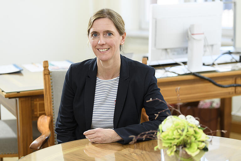 Bürgermeisterin Judith Jörg (CSU) in ihrem Büro im Rathaus in Würzburg.