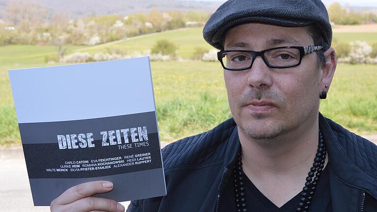 Hält den Katalog 'Diese Zeiten' in Händen: Alexander Ruppert, der Sprecher der Bad Kissinger Künstlergruppe ART97688. Hält den Katalog 'Diese Zeiten' in Händen: Alexander Ruppert, der Sprecher der Bad Kissinger Künstlergruppe ART97688.