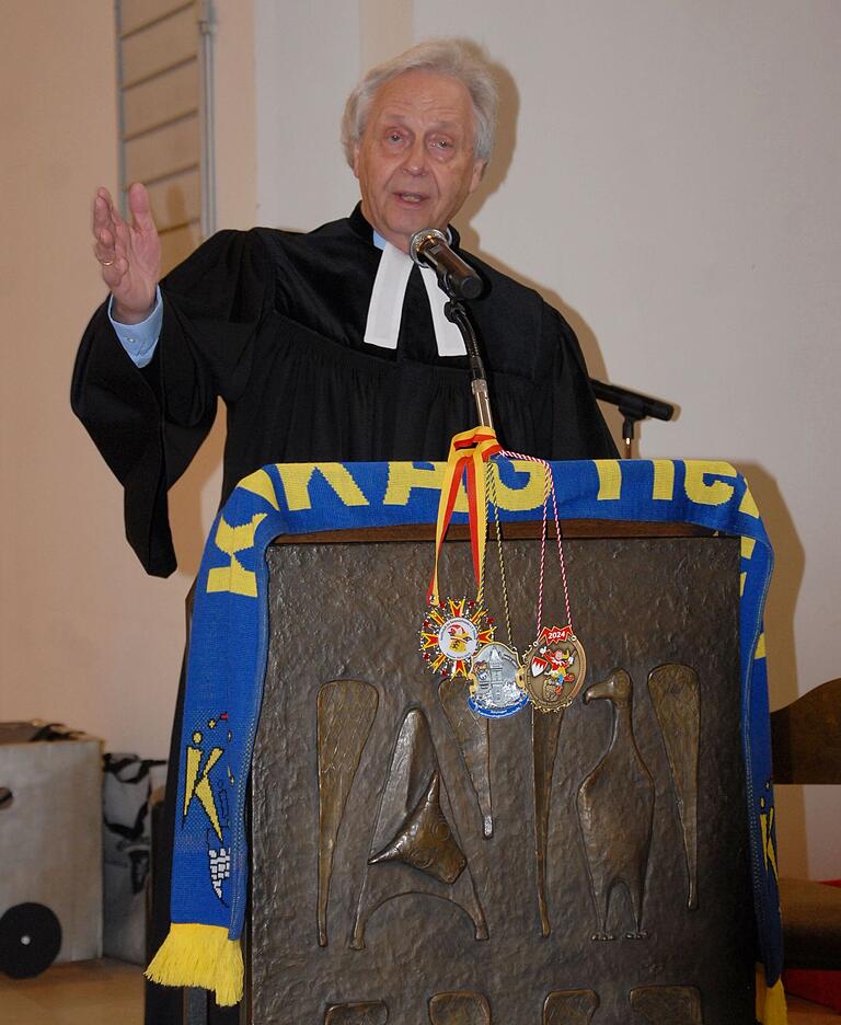 Ruhestandspfarrer Uwe Bernd Ahrens hält seit 1985 an der Tradition des Faschingsgottesdienstes in der evangelischen Stadtkirche fest. Ruhestandspfarrer Uwe Bernd Ahrens hält seit 1985 an der Tradition des Faschingsgottesdienstes in der evangelischen Stadtkirche fest.