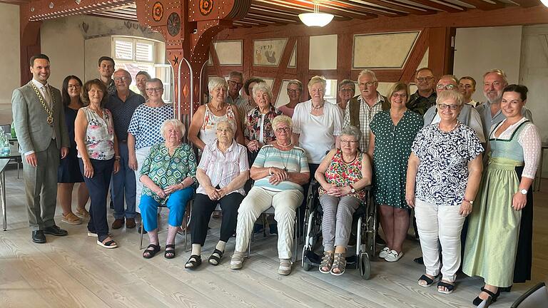 Bürgermeister Manuel Kneuer (links), Vorsitzender Hans Jürgen Schwartling, Helga Fleischer, Edwin Hußlein, zwei Planmädchen und Gemeinderäte gratulierten den Planpaaren früherer Jahre. Von den Geehrten, die vor 50 und mehr Jahren aktiv waren, waren anwesend (von links): Hedwig Binkowsky, Kurt Endres, Monika Ludwig, Betty Pfister, Renate Spiegel, Erwin Pfister, Monika Lukes, Magda Zirkel, Dora Göb, Rosita Kritzner, Margit Sablowski, Christa Lieb, Elke Schubert, Ingrid und Helmut Küppers sowie Wolfgang Schubert.