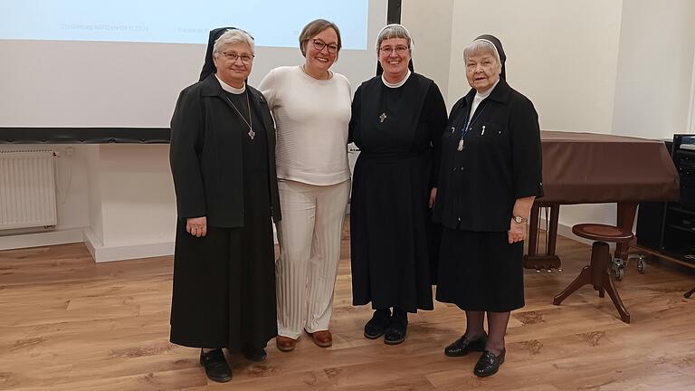 Im Angelasaal der St.-Ursula-Schule freuen sich die Vorstandsmitglieder der AGFO (von links), Generaloberin Sr. Rita-Maria Käß von den Ritaschwestern, Fortbildungsreferentin Dr. Agnes Rosenhauer, Sr. Johanna Ankenbauer von den Ursulinen und Sr. Alexandra Gambietz von den Oberzeller Franziskanerinnen über den gelungenen Studientag.