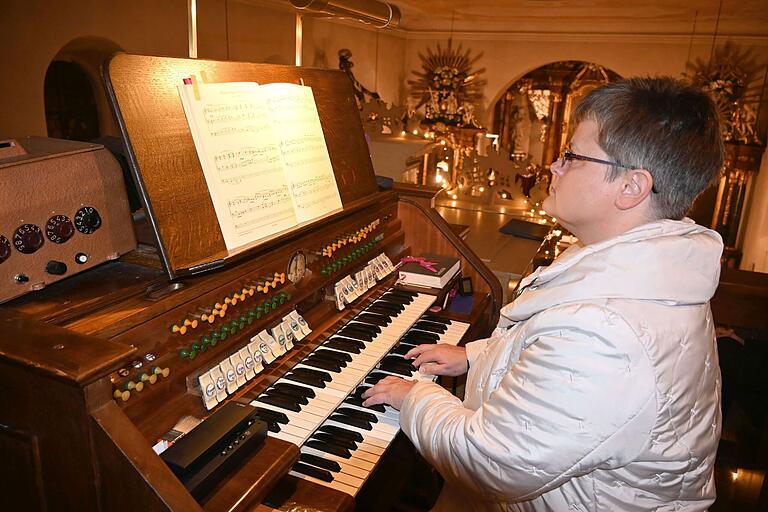 An der Orgel in Lülsfeld: Anita Hußlein.