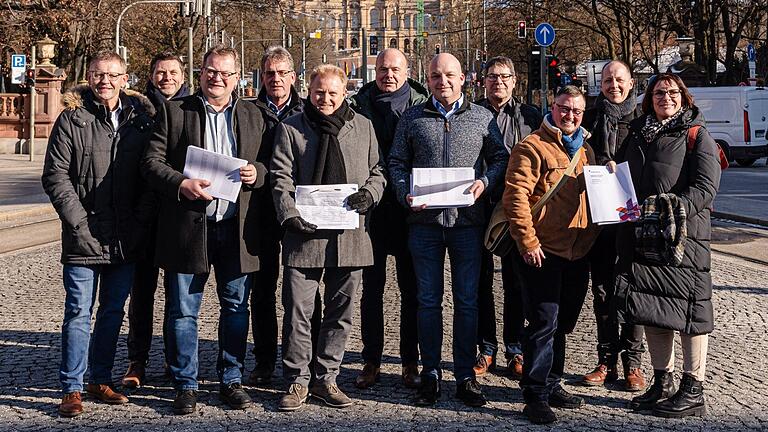 Diese Bürgermeister übergaben eine Petition mit 17.000 Unterschriften an Staatsministerin Ulrike Scharf (von links) Willi Biermeier (Frauenau), Norbert Hegmann (Enso), Fritz Schreder (Frauenau), Friedrich Steinacker (Ehingen), Matthias Klement (Maßbach), Georg Straub (Hohenroth), Michael Kastl (Münnerstadt), Thomas Bruckmüller (Wollbach), Adam Kreysa (Bruckberg), Johannes Krumm (Elfershausen) und Ursula Weiss (Bruckberg). Diese Bürgermeister übergaben eine Petition mit 17.000 Unterschriften an Staatsministerin Ulrike Scharf (von links) Willi Biermeier (Frauenau), Norbert Hegmann (Enso), Fritz Schreder (Frauenau), Friedrich Steinacker (Ehingen), Matthias Klement (Maßbach), Georg Straub (Hohenroth), Michael Kastl (Münnerstadt), Thomas Bruckmüller (Wollbach), Adam Kreysa (Bruckberg), Johannes Krumm (Elfershausen) und Ursula Weiss (Bruckberg).