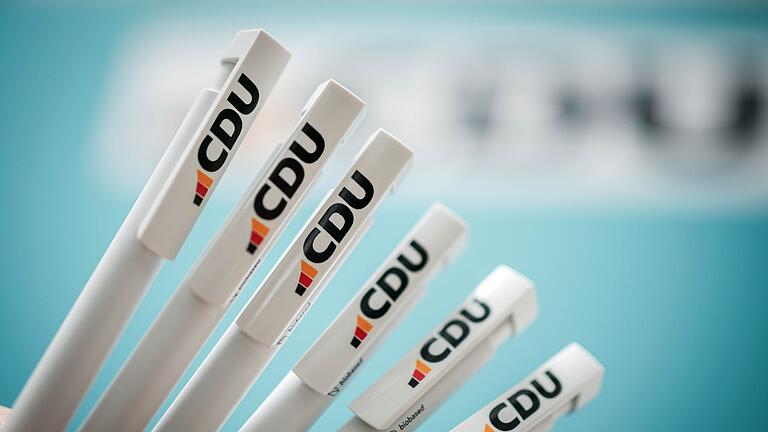 Neues Logo der CDU       -  Kugelschreiber mit dem neuen CDU-Logo.