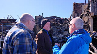 Brand Kissinger Hütte mit (Marienfigur) und Landrat Thopmas Habermann mit Manfred Egert und Horst Karl.
