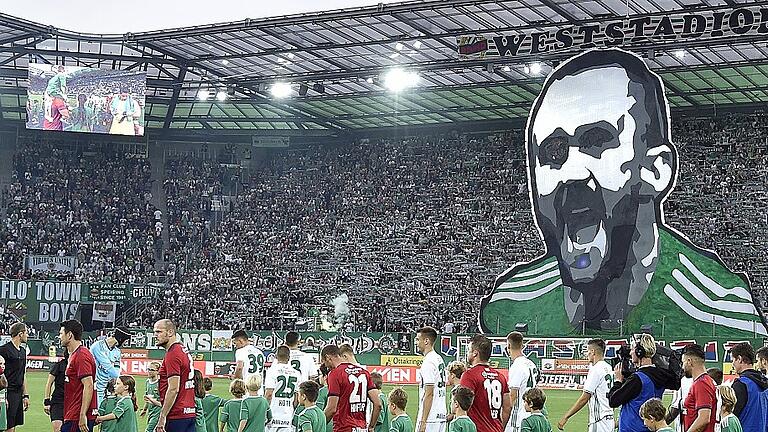 FUSSBALL: ABSCHIEDSSPIEL FÜR RAPIDS STEFFEN HOFFMANN       -  Ging den über 25 000 Zuschauern unter die Haut: Die Inszenierung der Rapid-Fans für Steffen Hofmann, die auf der Westtribüne das Konterfei des Fußballers aus Unterfranken aufgezogen haben.