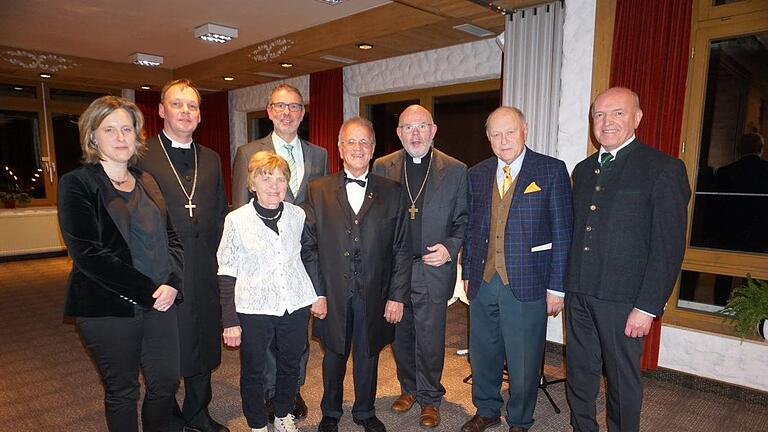 Der synodale Neujahrsempfang fand in den Christlichen Gästehäusern Hohe Rhön statt (von links):  Anke Schroth, Dekan Till Roth, Kriemhild Schroth, Dekan  Matthias Büttner, Fritz Schroth, Regionalbischof Hans-Martin Weiss, Landtagspräsident a.D. Johann Böhm und Landrat Thomas Habermann. Foto: Marion Eckert       -  Der synodale Neujahrsempfang fand in den Christlichen Gästehäusern Hohe Rhön statt (von links):  Anke Schroth, Dekan Till Roth, Kriemhild Schroth, Dekan  Matthias Büttner, Fritz Schroth, Regionalbischof Hans-Martin Weiss, Landtagspräsident a.D. Johann Böhm und Landrat Thomas Habermann. Foto: Marion Eckert