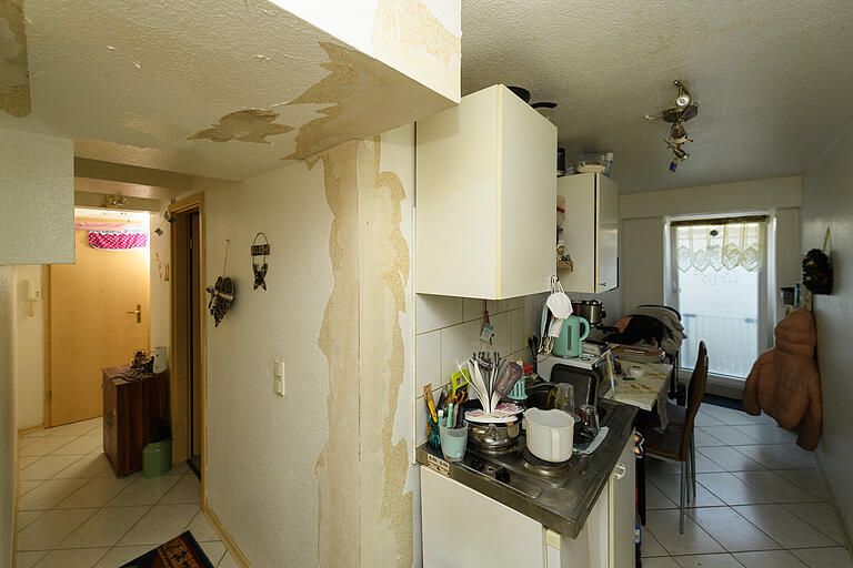 In der Wohnung von Katrin F.'s Tochter tropfte es vor fünf Monaten&nbsp; von der Decke. Einbrecher hätten die Wohnung ein Stockwerk höher verwüstet und die Dusche laufen gelassen, so Katrin F. Der Schaden ist bis heute nicht behoben.