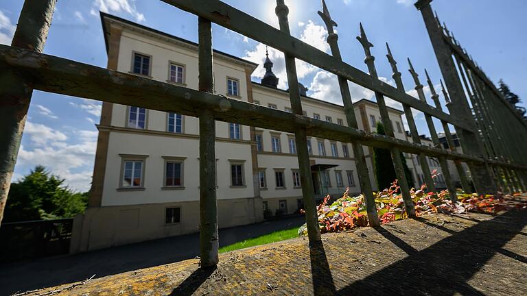 Blick auf das ehemalige Kloster 'Maria Schnee' am Ortsrand von Lülsfeld zwischen Volkach und Gerolzhofen, das nun die Gruppe bewohnt, die sich 'Go &amp; Change - Entwicklungsgemeinschaft für Lebensqualität' nennt.