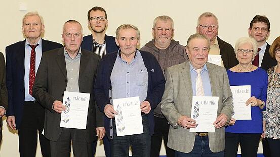 Langjährige Mitglieder wurden beim Kommersabend des SVF geehrt. Im Bild von links: Edgar Hedrich (BFV), Juliane Böhm, Frank Burger, Otto Röll, Wolfgang Lindner, Sören Stüber (BLSV), Hubert Erk, Valentin Dotterweich, Robert Förster, Walter Sperling, Ingeborg Polster, Thomas Stöcklein, Gertrud Schmitt, Martin Förster und Jürgen Pfau (BFV).