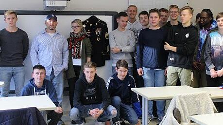 Ein amerikanischer Muttersprachler war zu Besuch in einer 10. Klasse der Realschule Ochsenfurt. Im Bild die Klasse 10b, Dritter von links Aaron Duran, dann Lehrkraft Judith Metzger.