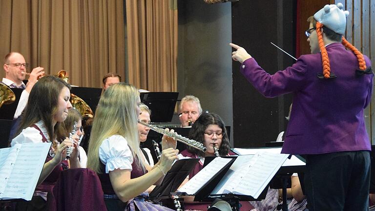 Ein mächtiges Orchester führt Adrian Blüm mit dem Dirigentenstab.