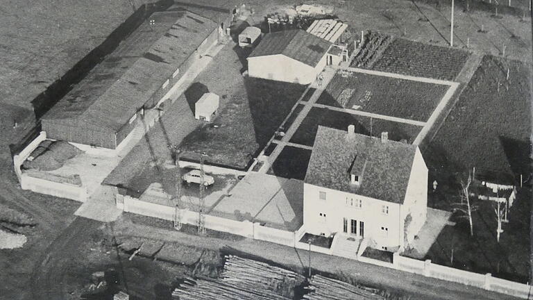 Auf dem Luftbild von 1958 umfasst das gut 7000 Quadratmeter große Firmengelände das Büro- und Wohnhaus, die Kollerhalle und eine kleine Produktionshalle.