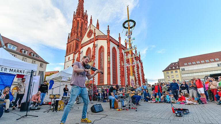 Nach dem Regen begann das Stramu-Festival 2022.&nbsp; Im Bild: Die Band 'The Trouble Notes' bei strahlend blauem Himmel auf dem Unteren Markt.