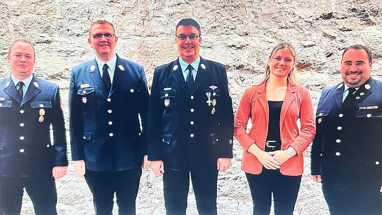 40 Jahre ehrenamtlicher Dienst in der Feuerwehr Bad Neustadt wurde natürlich mit einer Auszeichnung gewürdigt. Unser Bild zeigt von links stellvertretenden Kommandant Dominik Herbert, KBI Michael Omert, den Geehrten Thomas Hofmann, Stadträtin Viola Neugebauer, sowie Kommandant Markus Schneyer. 40 Jahre ehrenamtlicher Dienst in der Feuerwehr Bad Neustadt wurde natürlich mit einer Auszeichnung gewürdigt. Unser Bild zeigt von links stellvertretenden Kommandant Dominik Herbert, KBI Michael Omert, den Geehrten Thomas Hofmann, Stadträtin Viola Neugebauer, sowie Kommandant Markus Schneyer.
