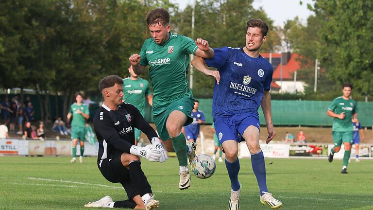 Gegen den TSV Abtswind war er der Mann des Tages: Steffen Krautschneider (rechts) vom FV 04 Würzburg war auch von Egor Zelenskiy (Mitte) und Felix Reusch (links) nicht zu stoppen.