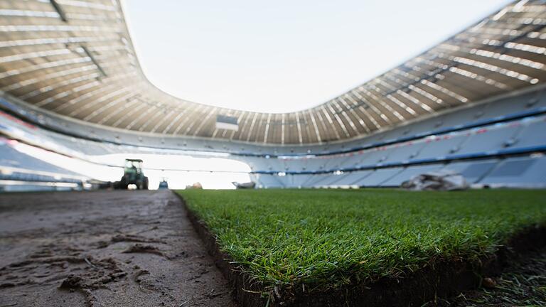 Neuer Rasen für die Allianz Arena       -  Die Bayern-Stars laufen gegen Augsburg auf einem neuen Rasen auf.