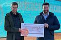 Timo Josten (links) von&nbsp; der Tennisabteilung der Turngemeinde Veitshöchheim freut sich über die Unterstützung durch die VR-Bank Würzburg, hier vertreten durch Matthias Nothegger.