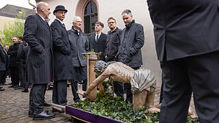 Karfreitagsprozession Lohr am Main       -  Angehörige verschiedener Handwerkszünfte ziehen am 18.04.25 in einer Karfreitagsprozession durch die Innenstadt von Lohr am Main (Landkreis Main-Spessart).