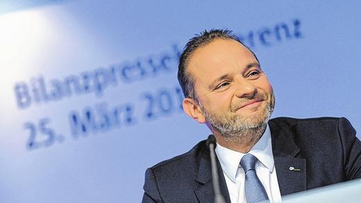 Teilt aus gegen Österreich: Der Vorstandsvorsitzende der Bayerischen Landesbank (BayernLB), Johannes-Jörg Riegler, auf der Bilanzpressekonferenz in München. Andreas Gebert, dpa