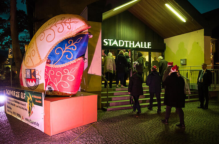 Extra für die 66. Saison hat die Schwarze Elf eine riesige Narrenkappe vor der Stadthalle aufgestellt.