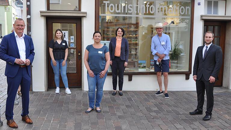 Zur 'inoffiziellen offiziellen' Einweihung des neuen Tourist-Info-Standorts kamen (von links) Bürgermeister Thomas Stamm, Emily Boyn und Nicole Jeßberger (die die Info betreuen werden), Kulturamtschefin Inge Albert, Fremdenführer Volker Oswald und der Umsetzungsmanager der ILE, Markus Kapfer.