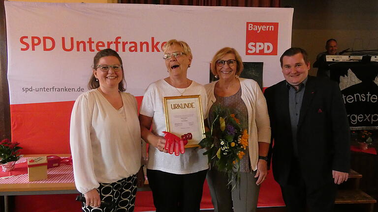 Ernennung von Susanne Kastner zur Ehrenvorsitzenden im SPD-Unterbezirk Rhön-Haßberge (von links): Johanna Bamberg-Reinwand, Kastner, Petra Ernstberger und René van Eckert.