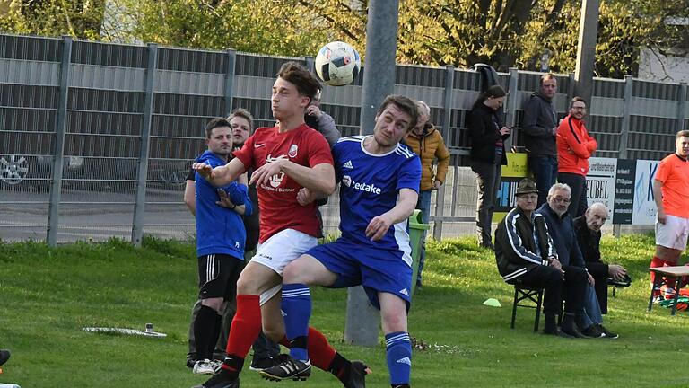 Luftsprünge im Derby: Unser Bild zeigt Nick Klamer von der TSVgg Hausen (links) sowie Jonas Bayer von der SG Arnshausen.       -  Luftsprünge im Derby: Unser Bild zeigt Nick Klamer von der TSVgg Hausen (links) sowie Jonas Bayer von der SG Arnshausen.