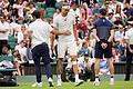 Wimbledon 2024       -  Alexander Zverev (r) geht zurück auf den Platz, nachdem ihm nach seinem Sturz ein Verband um sein Knie gewickelt worden ist.