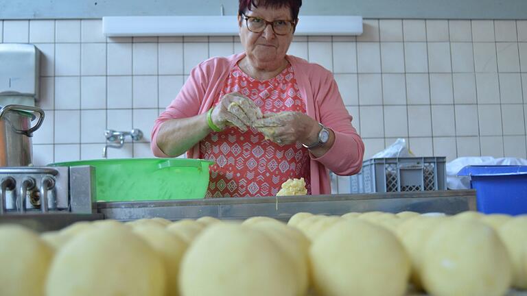 Beim Krumberefest der Freunde fränkischen Brauchtums werden die Klöße und zahlreiche weitere Speisen noch von Hand gemacht. Im Bild Gudrun Wiesner, beim Portionieren des Kloßteigs im Jahr 2022.