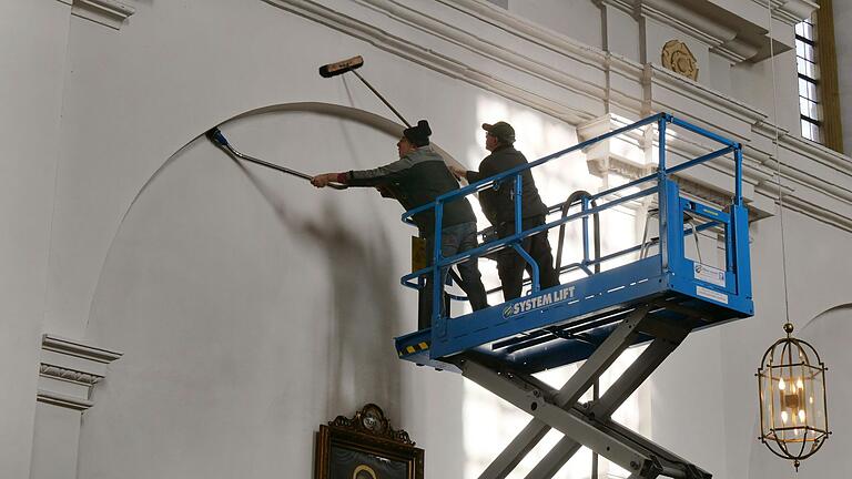 Mit einer Scherenhebebühne und einem Industriestaubsauger wurden in der Wallfahrtskirche Fährbrück Mauervorsprünge und Nischen in luftiger Höhe gereinigt. Mit einer Scherenhebebühne und einem Industriestaubsauger wurden in der Wallfahrtskirche Fährbrück Mauervorsprünge und Nischen in luftiger Höhe gereinigt.