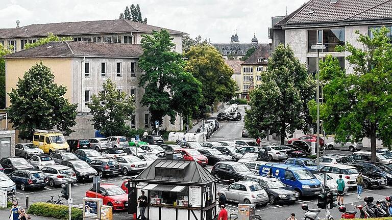 Der Kardinal-Faulhaber-Platz heute: ein paar Bäume und jede Menge Autos. Mit der künftigen Gestaltung beschäftigt sich diese Woche auch die Stadtbildkommission.