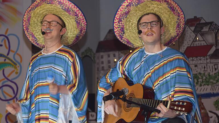 Die beiden Mexikaner brachte das Publikum dazu, dass es sich vor Lachen bog. Die beiden Mexikaner brachte das Publikum dazu, dass es sich vor Lachen bog.