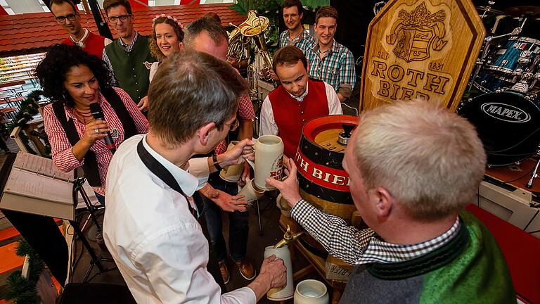 Eröffnung des Schweinfurter Volksfestes 2016 – mit Roth-Bier im Festzelt. Schweinfurter Bier gibt's dort heuer erstmals nicht mehr. Die Roth-Brauerei will keine Verluste mehr machen.