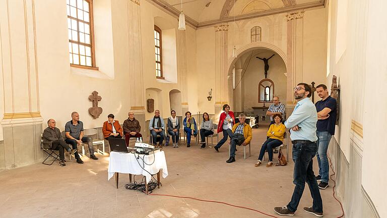 Architekt Johannes Hettiger (rechts)&nbsp; als kundiger Experte: Eine Führung durch die Baugeschichte  der ehemaligen Pfarrkirche St. Michael bot interessante Einblicke in die Geschichte von Neustadt.