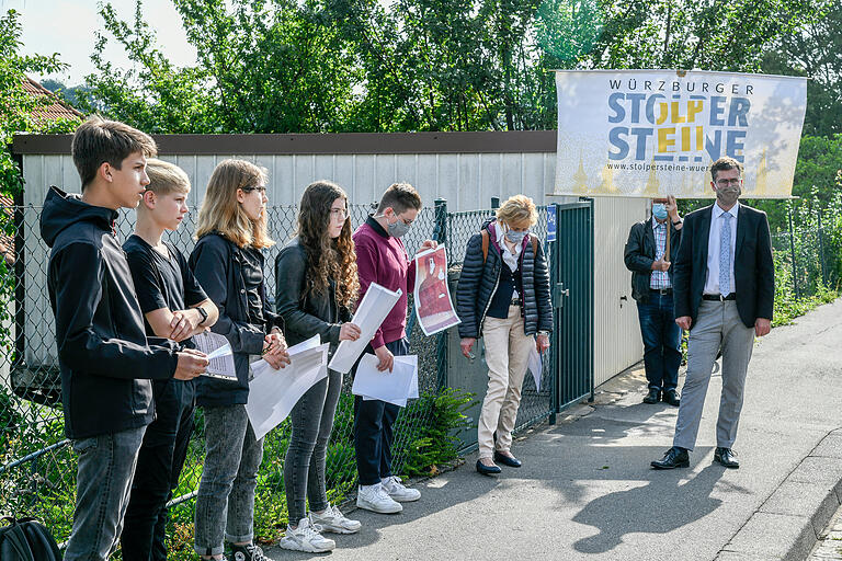 Andächtige Stimmung im Winterleitenweg: Fünf Schüler der&nbsp;Leopold-Sonnemann-Realschule aus Höchberg erzählten bei der Stolperstein-Verlegung vom dramatischen Schicksal von&nbsp;Margarete Hülle.