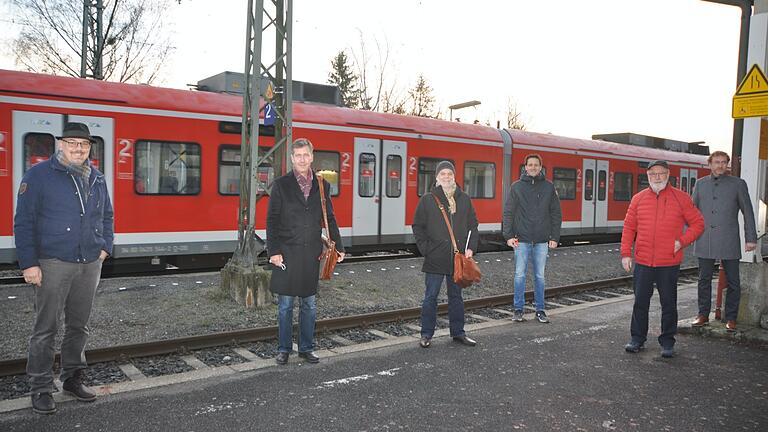 Ab 12. Dezember&nbsp;kann man auf der Bahnstrecke Würzburg-Lauda auch an den Wochenenden im Stundentakt fahren. Darüber freuen (von links) sich die Bürgermeister Stefan Hemmerich aus Reichenberg, OB Christian Schuchardt aus Würzburg, Gunther Erhardt aus Geroldshausen, Björn Jungbauer aus Kirchheim, Altbürgermeister Anton Holzapfel aus Kirchheim und Marcus Wessels aus Wittighausen.